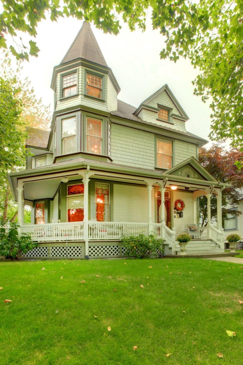 How to Choose Exterior Paint Colors for Historic Homes